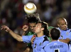 Uruguay - Ecuador: 3 điểm cho uruguay